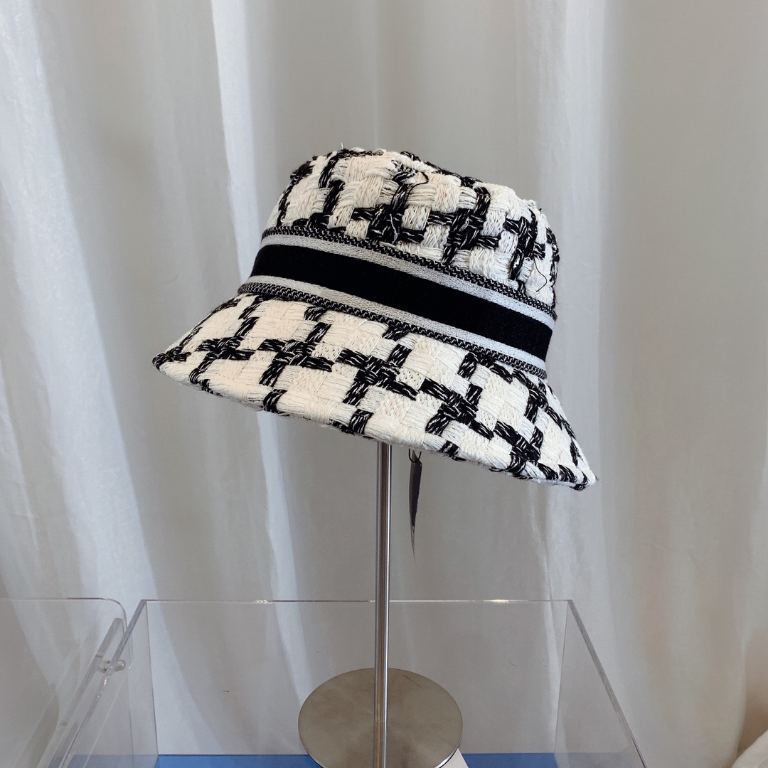 Luxury fashion designer Bucket Hat 2021 New street trend black and white woven boutique hats, suitable for men and women in all seasons good, Box
Luxury fashion designer Bucket Hat 2021 New street trend black and white woven boutique hats, suitable for men and women in all seasons good, Box