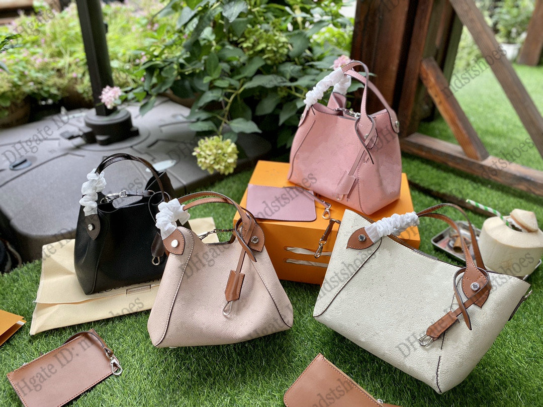 Hina PM Bucket Bag Mahina Perforated Calf Leather Handle Shoulder Bags Handbag Womens Designer Luxurys Cross Body Tote With Exterior snap hook Key Bell M58785
Hina PM Bucket Bag Mahina Perforated Calf Leather Handle Shoulder Bags Handbag Womens Designer Luxurys Cross Body Tote With Exterior snap hook Key Bell M58785