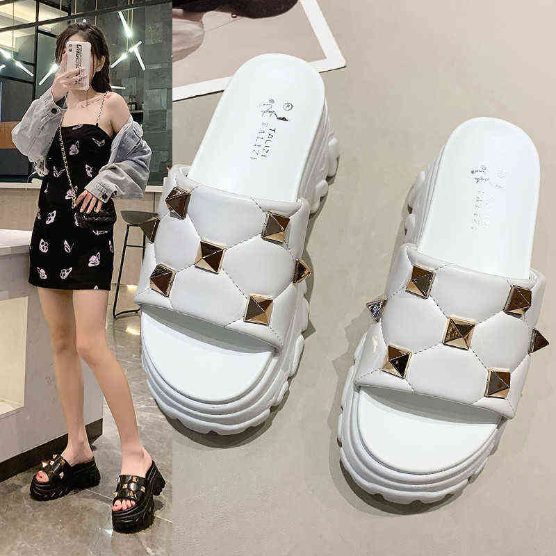 Shoes Lady Slippers Flat Slipers Women Heeled Mules Luxury Slides Rivet Platform Girl 2021 High Designer Summer Fashion G0210, Black
Shoes Lady Slippers Flat Slipers Women Heeled Mules Luxury Slides Rivet Platform Girl 2021 High Designer Summer Fashion G0210, Black