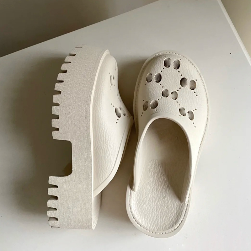 2021 luxurious Designer slippers women sandals fashion beach shoes Thick bottom non-slip classical hole slipper with box size 35-40, Black
2021 luxurious Designer slippers women sandals fashion beach shoes Thick bottom non-slip classical hole slipper with box size 35-40, Black