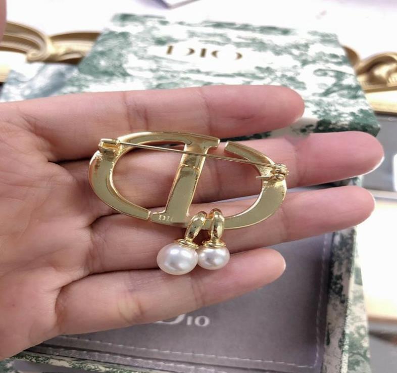 European and American retro Pearl Brooch female Dijia net red explosion brass material exquisite letter pin accessories
European and American retro Pearl Brooch female Dijia net red explosion brass material exquisite letter pin accessories