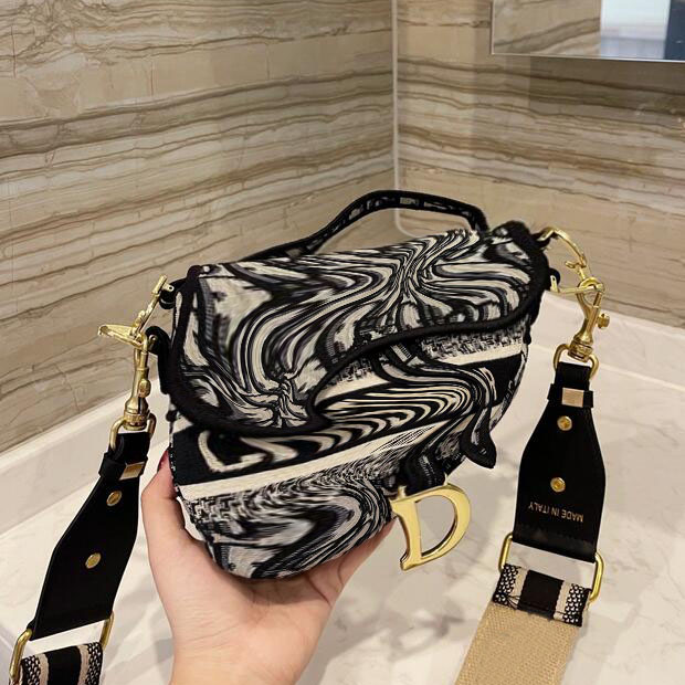 4colors Canvas Saddle Lady Bag Retro High Quality Crossbody Handbag Star Celebrity Inspiration Embroidered Shoulder Bags Free Original Box
4colors Canvas Saddle Lady Bag Retro High Quality Crossbody Handbag Star Celebrity Inspiration Embroidered Shoulder Bags Free Original Box