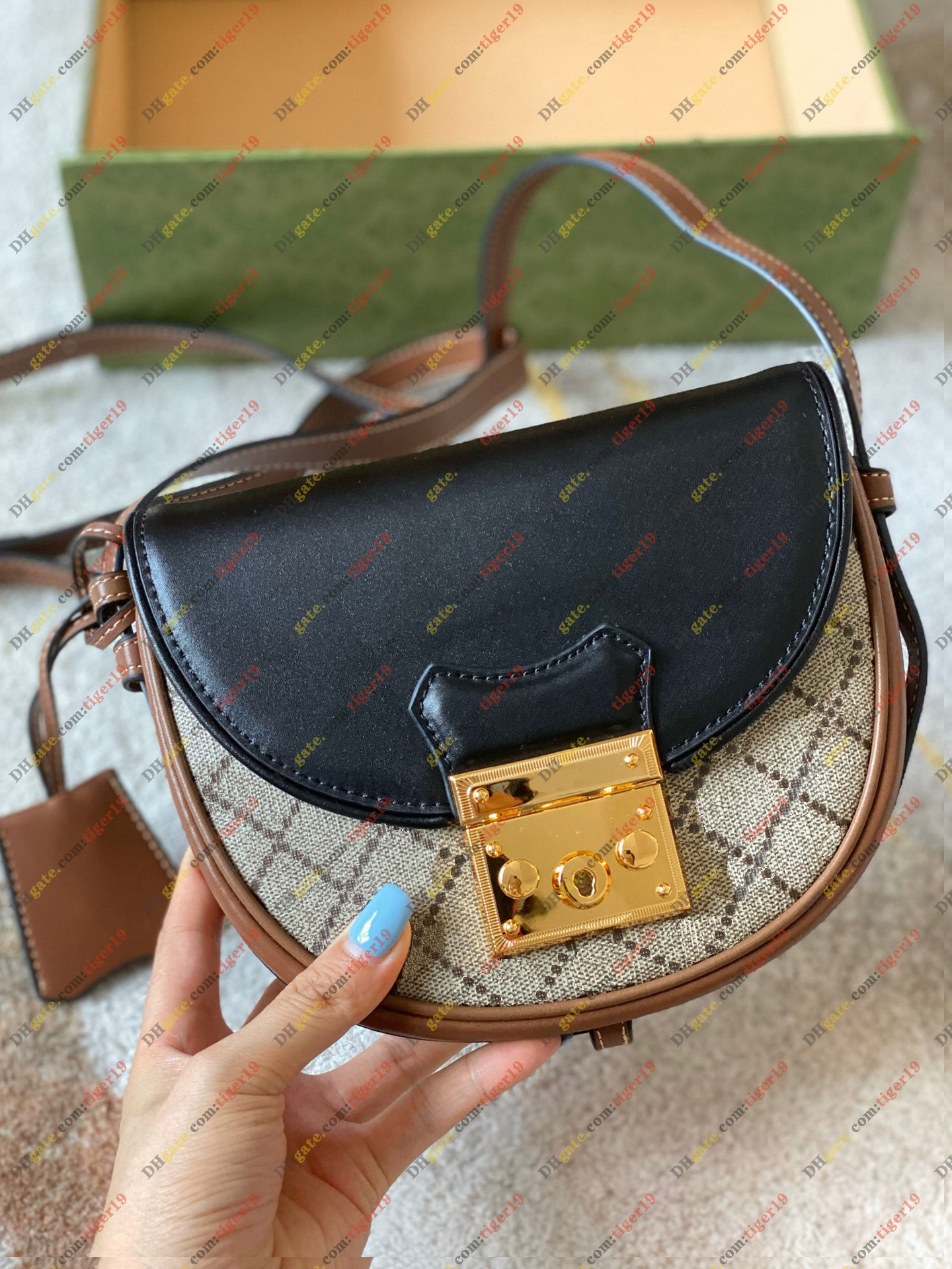 High Quality 2021 Women Luxurys Designers Bags Messenger Bag Woman Totes Fashion Lady Handbags Vintage printing Shoulder Classic Crossbody W123
High Quality 2021 Women Luxurys Designers Bags Messenger Bag Woman Totes Fashion Lady Handbags Vintage printing Shoulder Classic Crossbody W123