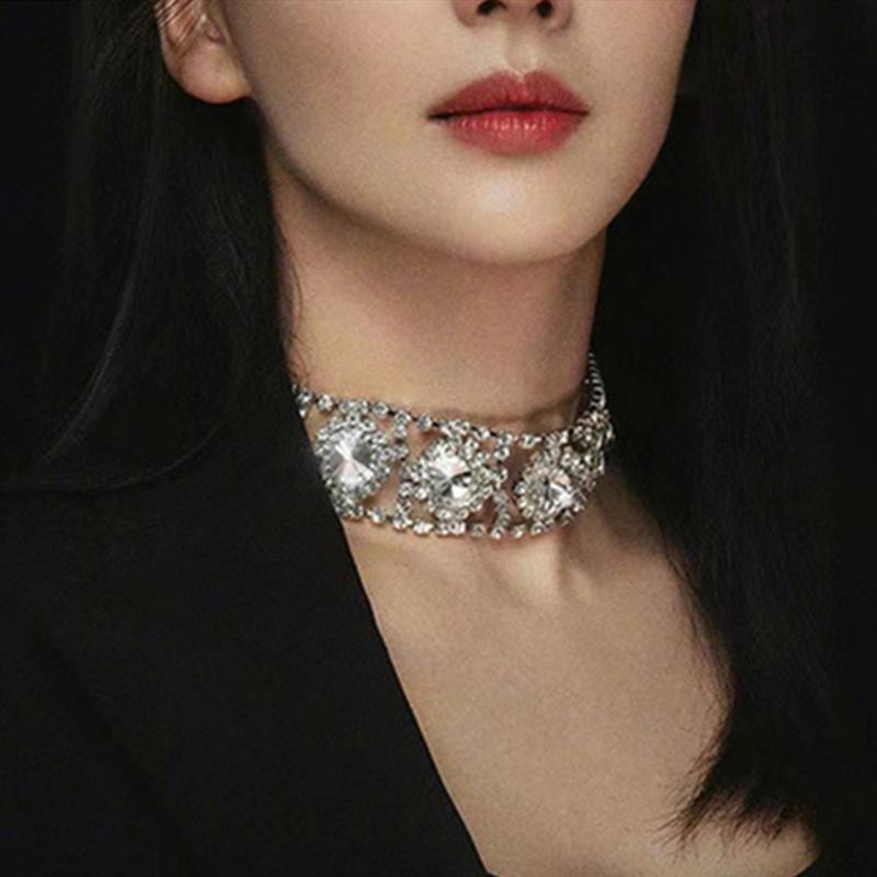 Chokers Shiny Rhinestone Big Round Stone Short Choker Necklace Clavicle Chain For Women Luxury Crystal Wedding Collar Jewelry
Chokers Shiny Rhinestone Big Round Stone Short Choker Necklace Clavicle Chain For Women Luxury Crystal Wedding Collar Jewelry
