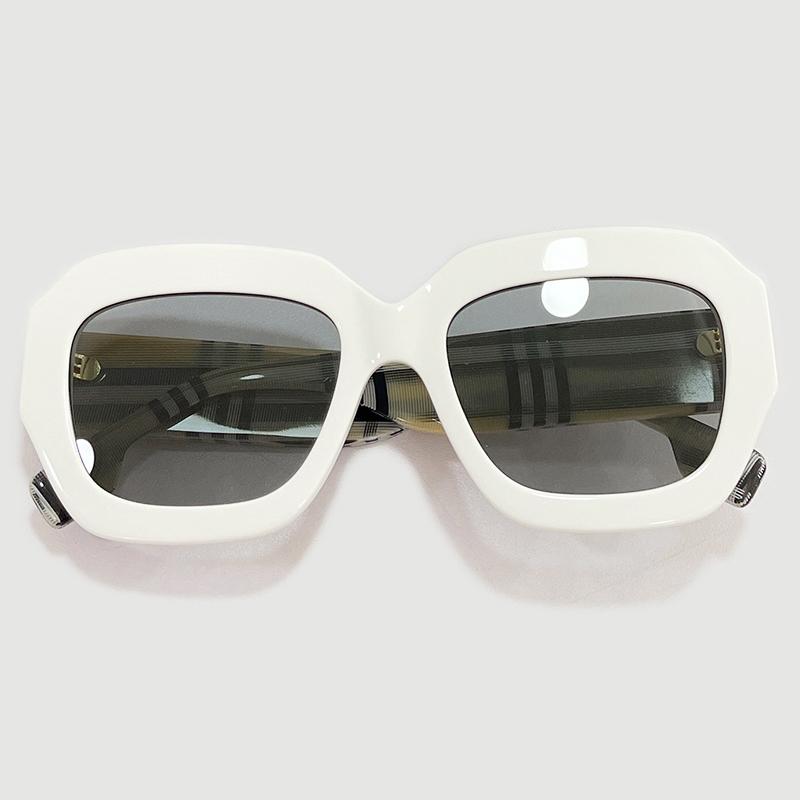Sunglasses Fashion Big Frame Square Women Luxury Classic Brand Mirror Sun Glasses Female High Quality Eyewear UV400
Sunglasses Fashion Big Frame Square Women Luxury Classic Brand Mirror Sun Glasses Female High Quality Eyewear UV400
