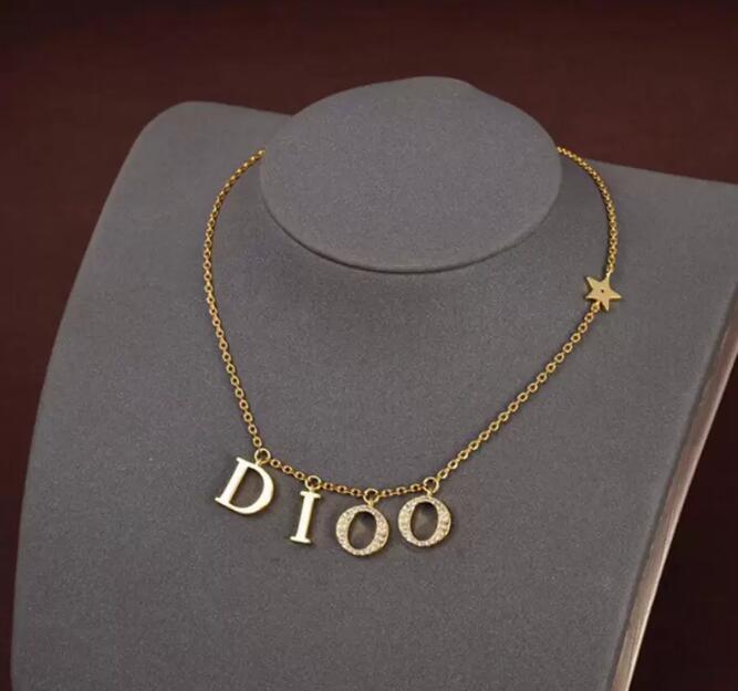 Luxury Designers Chokers Necklace Fashion Womens Brand Letter Inlay Crystal Rhinestone Pendant Necklaces High Quality 18K Gold Plated Jewelry Accessories
Luxury Designers Chokers Necklace Fashion Womens Brand Letter Inlay Crystal Rhinestone Pendant Necklaces High Quality 18K Gold Plated Jewelry Accessories