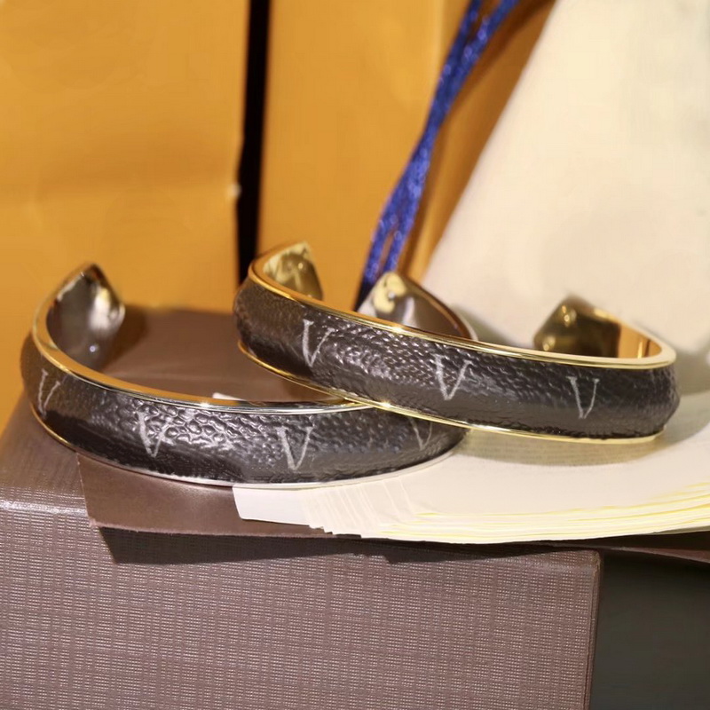 Europe America Fashion Style Men Lady Women Titanium steel Engraved V Initials Wrap Leather Sweet Dreams Bangle Bracelet M69670 M69673
Europe America Fashion Style Men Lady Women Titanium steel Engraved V Initials Wrap Leather Sweet Dreams Bangle Bracelet M69670 M69673