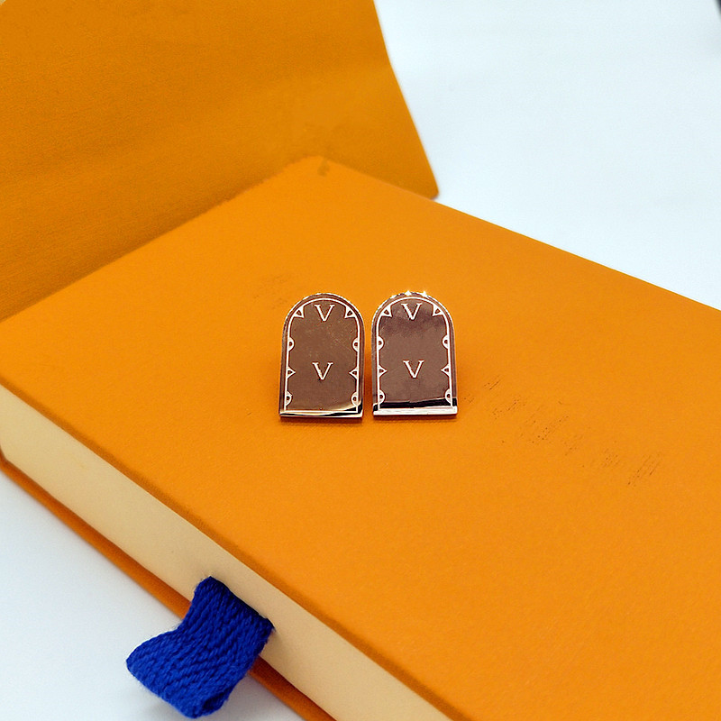 Fashion classic V letter earrings Charm women's jewelry stainless steel party luxury gifts for lovers never fade
Fashion classic V letter earrings Charm women's jewelry stainless steel party luxury gifts for lovers never fade
