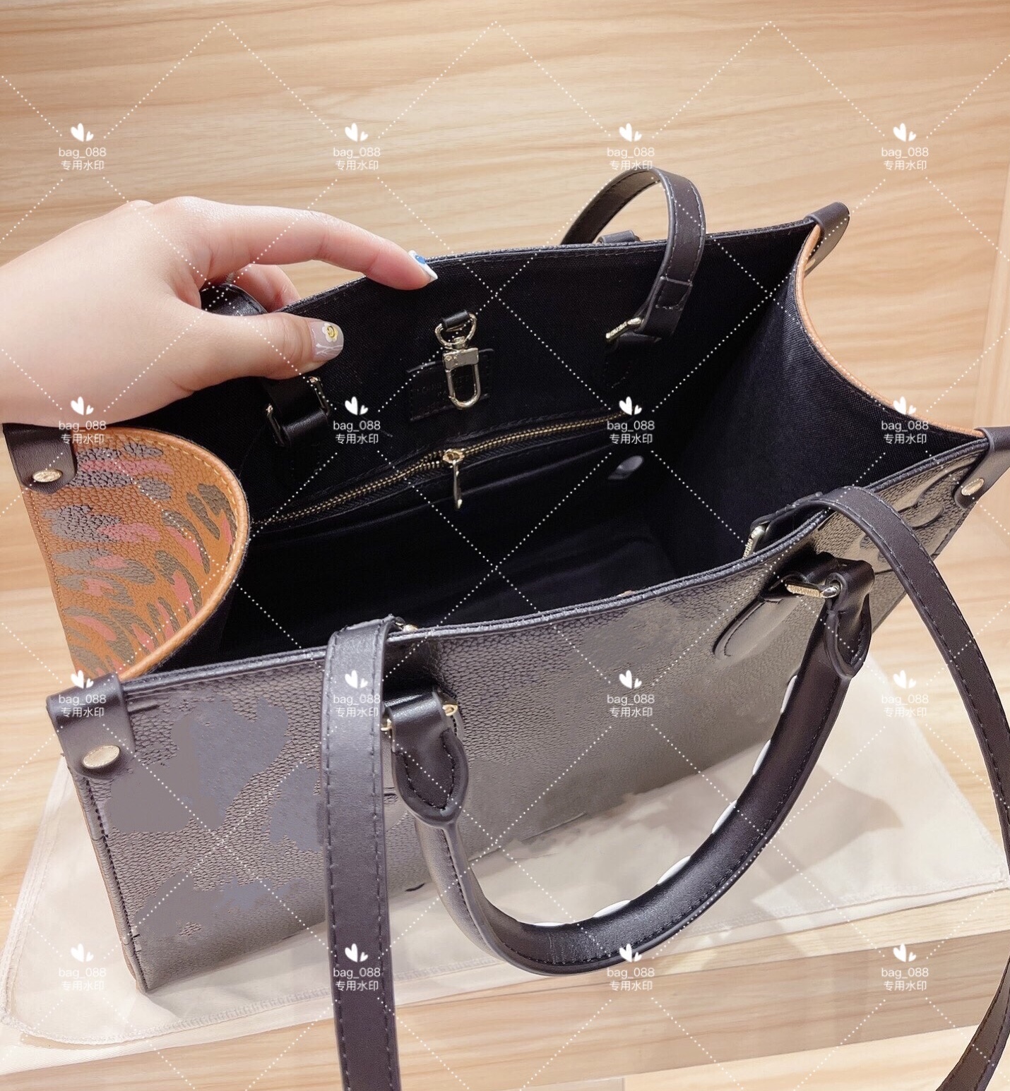 2021 High quality designer bag Medium size Toth Womens embossed shoulder bags fashion luxury brand women shopping package handbag
2021 High quality designer bag Medium size Toth Womens embossed shoulder bags fashion luxury brand women shopping package handbag