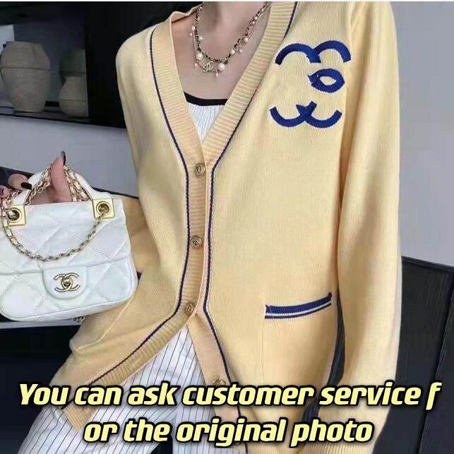 Autumn/winter high edition sweater, Parisian fashion designer, small fragrance letter embroidery yellow V-neck cardigan coat, White;black
Autumn/winter high edition sweater, Parisian fashion designer, small fragrance letter embroidery yellow V-neck cardigan coat, White;black