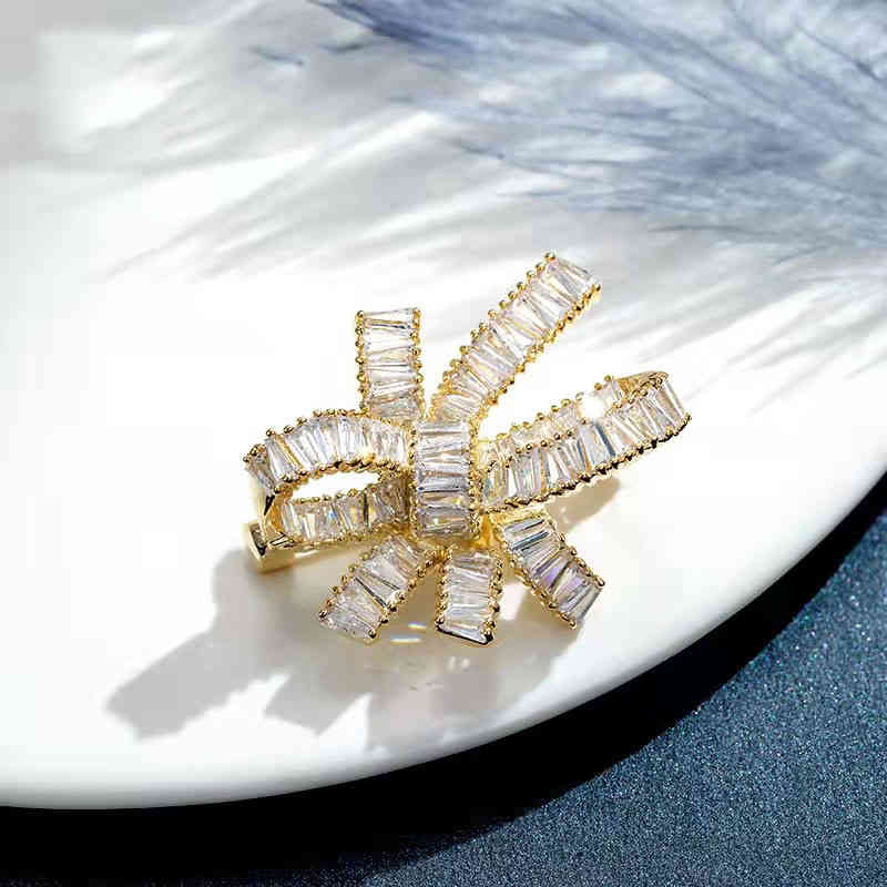 2021 Fashion Cute Minority Design Anti Light Pin Brooch Winter Accessories High-end Women