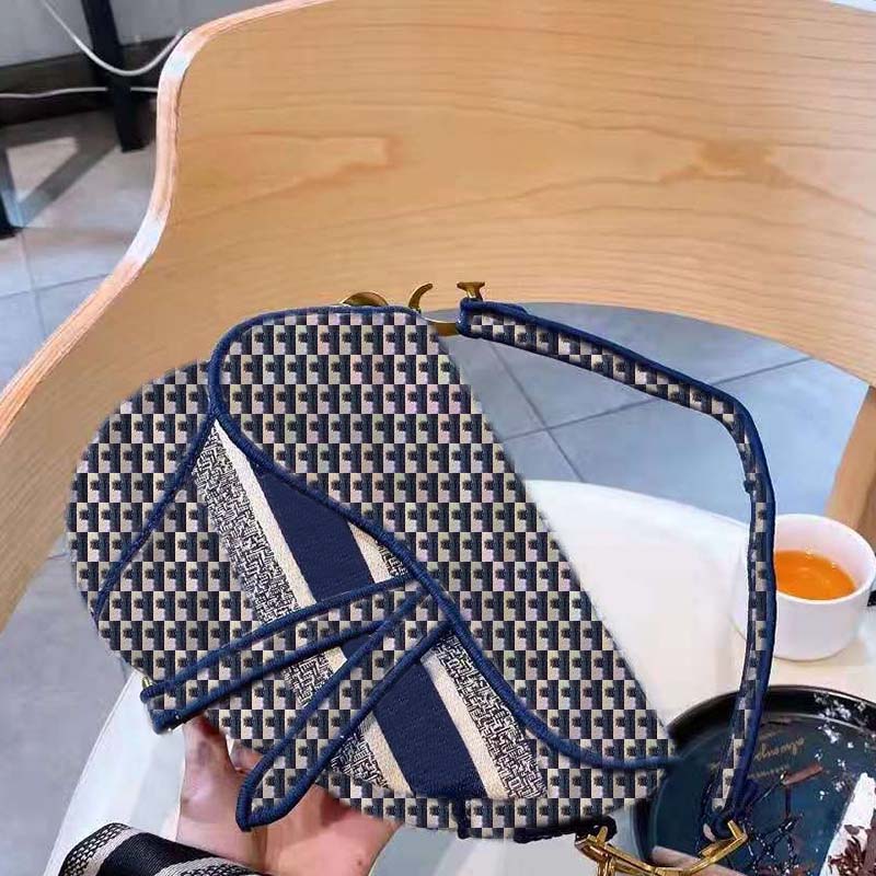 High quality brand designer bag ladies crossbody shoulder bags embroidered letter pattern fashion Paris style with original box, Pay the price difference
High quality brand designer bag ladies crossbody shoulder bags embroidered letter pattern fashion Paris style with original box, Pay the price difference