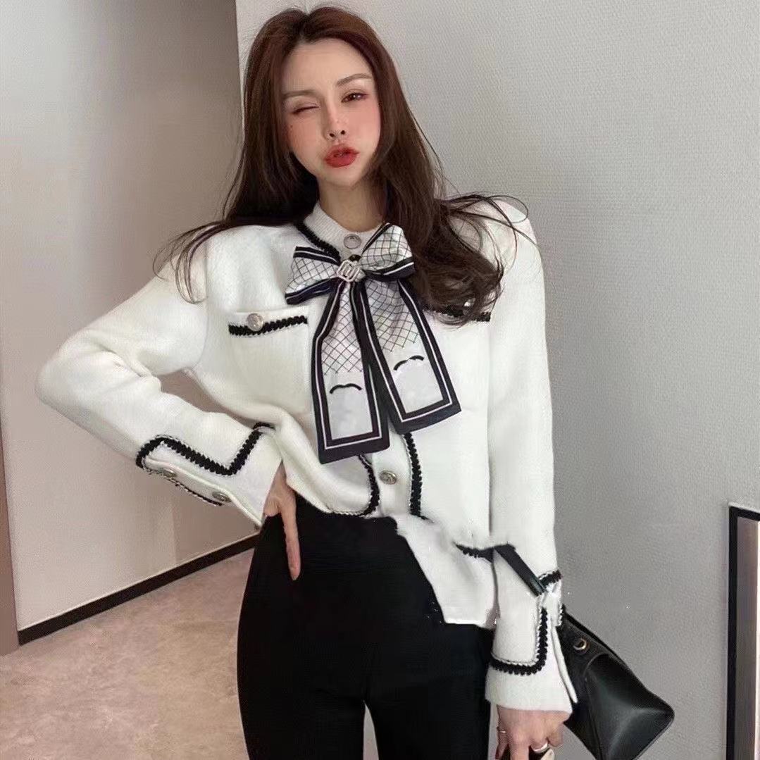 Autumn and winter new Korean version of the red jacket female thick design round neck contrast color short cardigan sweater knitting, Black
Autumn and winter new Korean version of the red jacket female thick design round neck contrast color short cardigan sweater knitting, Black