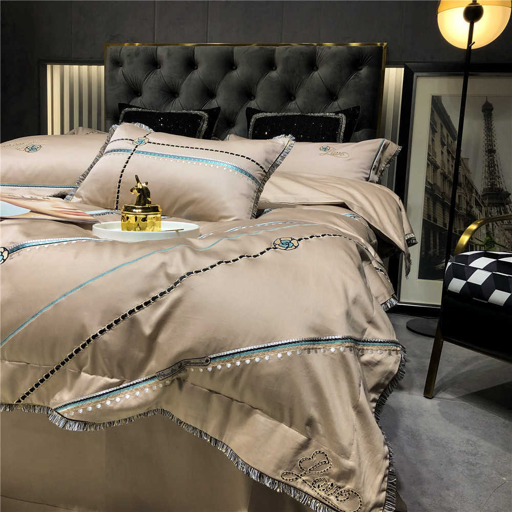 Xiaoxiangfeng 100 thread count horse cotton four piece set all cotton high-end light luxury style embroidered bedding
Xiaoxiangfeng 100 thread count horse cotton four piece set all cotton high-end light luxury style embroidered bedding