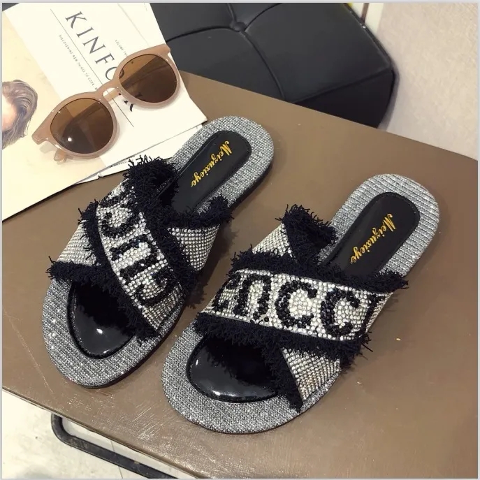 Slippers 2021 summer sandals and slipper women fashion drill flat cross flip flops Size 35-40 Black
Slippers 2021 summer sandals and slipper women fashion drill flat cross flip flops Size 35-40 Black