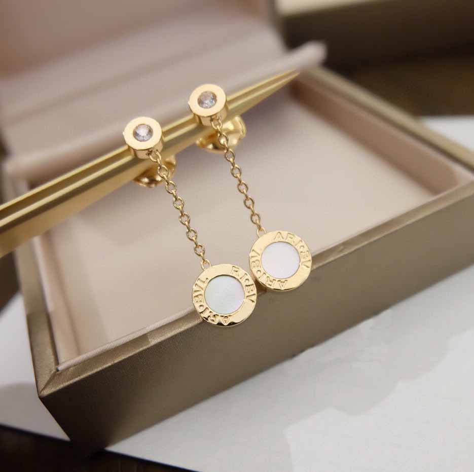 2021 Fashion style V gold material drop earring with white shell green malachite stone for women wedding jewelry gift have box stamp PS3188A
2021 Fashion style V gold material drop earring with white shell green malachite stone for women wedding jewelry gift have box stamp PS3188A