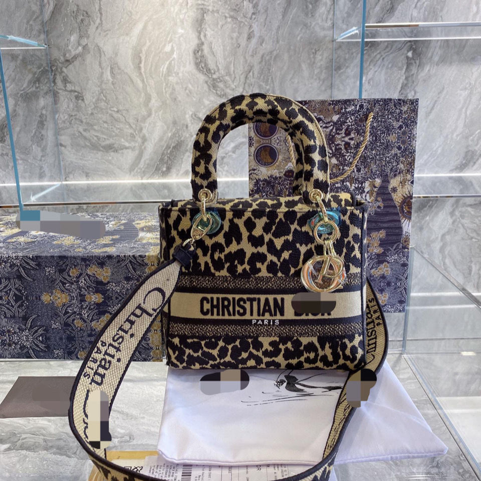 Designer Chritian Handbags Jacquard 2021 Embroidered Diana Bag Leopard Canvas Portable Messenger Letter Fashionable Women Bags Dio Tote Bags Bb, Beige
Designer Chritian Handbags Jacquard 2021 Embroidered Diana Bag Leopard Canvas Portable Messenger Letter Fashionable Women Bags Dio Tote Bags Bb, Beige