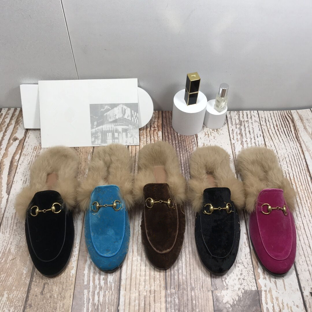 Fashion Designer Women Fur Slippers Embroider flower flully Loafers Genuine Leather Mules Womens White Black metal buckle chain Casual Flat Shoes Slipper 35-41 M989
Fashion Designer Women Fur Slippers Embroider flower flully Loafers Genuine Leather Mules Womens White Black metal buckle chain Casual Flat Shoes Slipper 35-41 M989