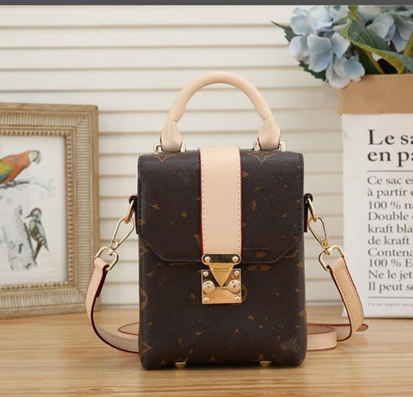 Designer purse Mini handbag accessories cruciform mobile phone bag business card folder messenger LVLOUISVITTON VUTTON, Red;black
Designer purse Mini handbag accessories cruciform mobile phone bag business card folder messenger LVLOUISVITTON VUTTON, Red;black