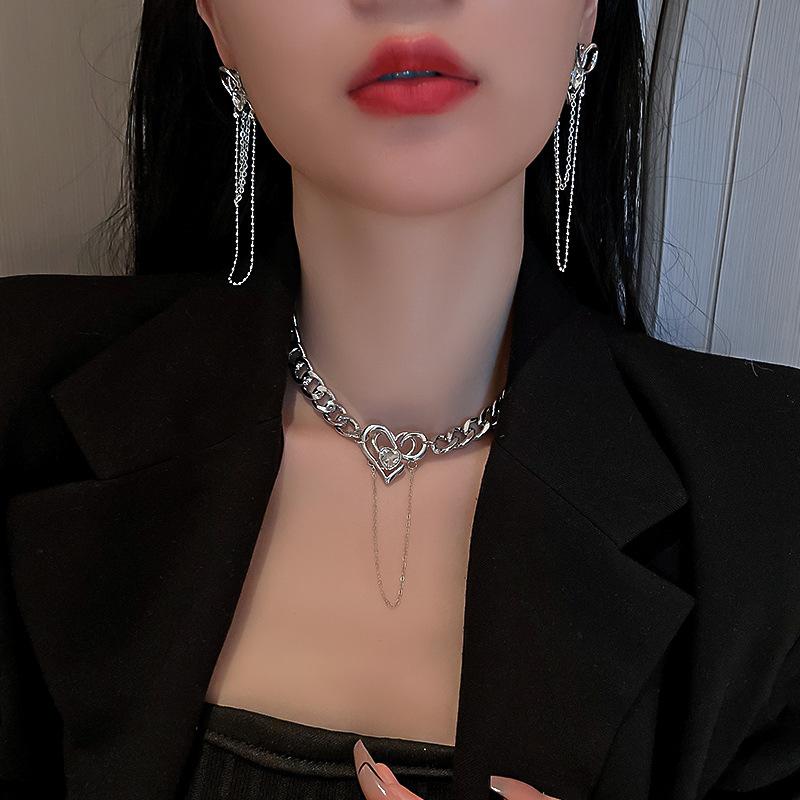 Pendant Necklaces Origin Summer Unique Design Love Heart Hollow Out Chokers Necklace For Women Exquisite Chunky Curb Chain Tassel Jewelry
Pendant Necklaces Origin Summer Unique Design Love Heart Hollow Out Chokers Necklace For Women Exquisite Chunky Curb Chain Tassel Jewelry