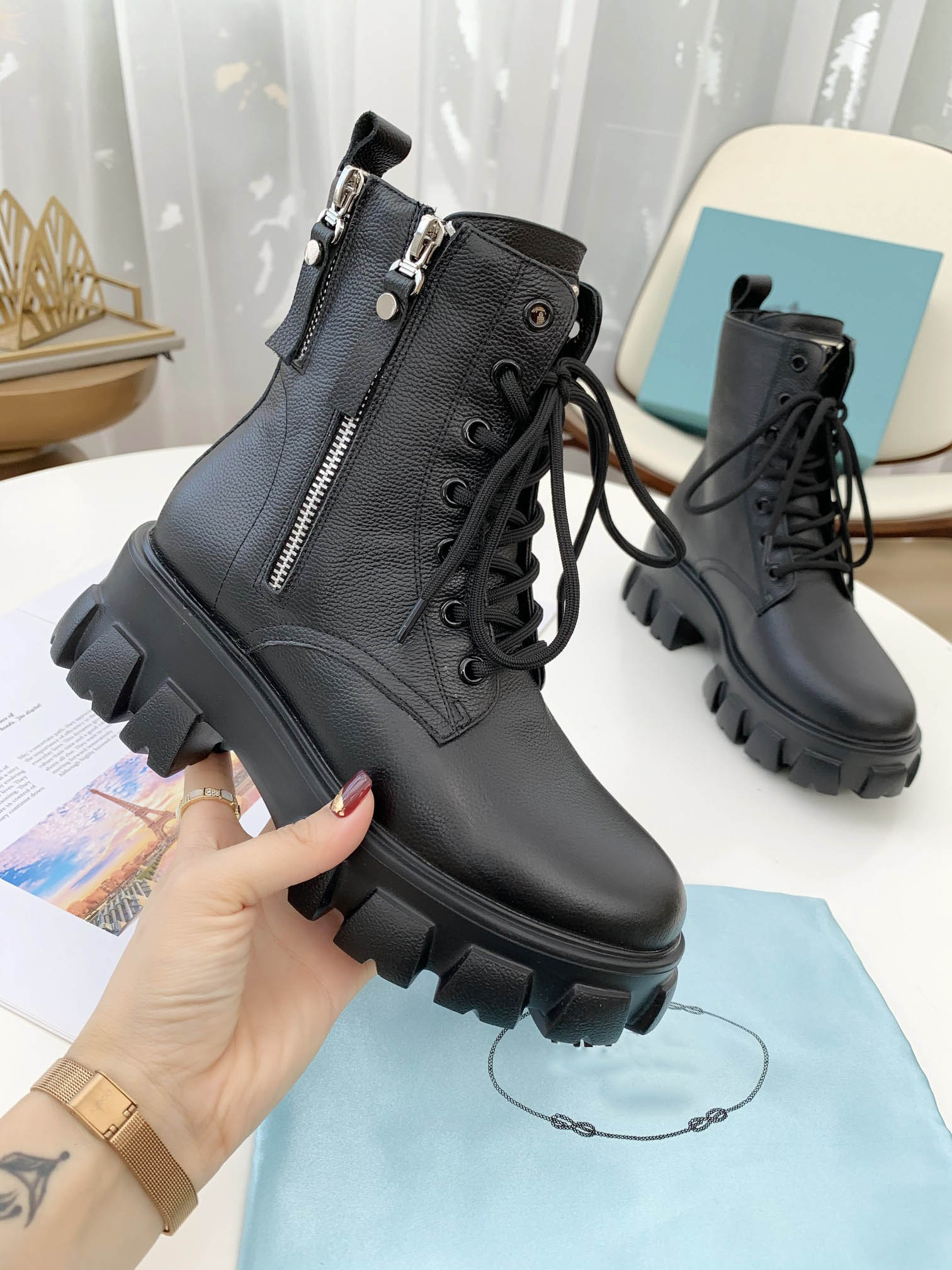 2021 spring and autumn new ladies fashion single boots luxury designer high quality Martin rider boots adjustable zipper opening white black
2021 spring and autumn new ladies fashion single boots luxury designer high quality Martin rider boots adjustable zipper opening white black