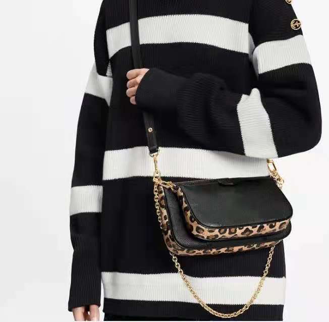 Fashion designer bags diagonal crossbody wallets woman cartoon side leopard print design zero purse key bag Embossed cowhide mini crossover wallet two pockets, 11111111
Fashion designer bags diagonal crossbody wallets woman cartoon side leopard print design zero purse key bag Embossed cowhide mini crossover wallet two pockets, 11111111