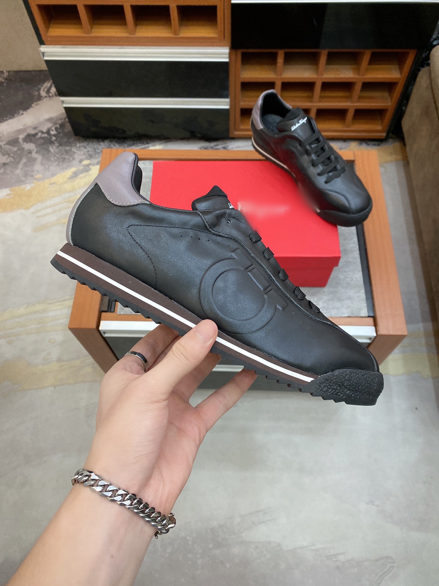 Fashion casual men designer shoes letter carved lace up white black leather Luxury Mens shoe streetwear fast ship
Fashion casual men designer shoes letter carved lace up white black leather Luxury Mens shoe streetwear fast ship
