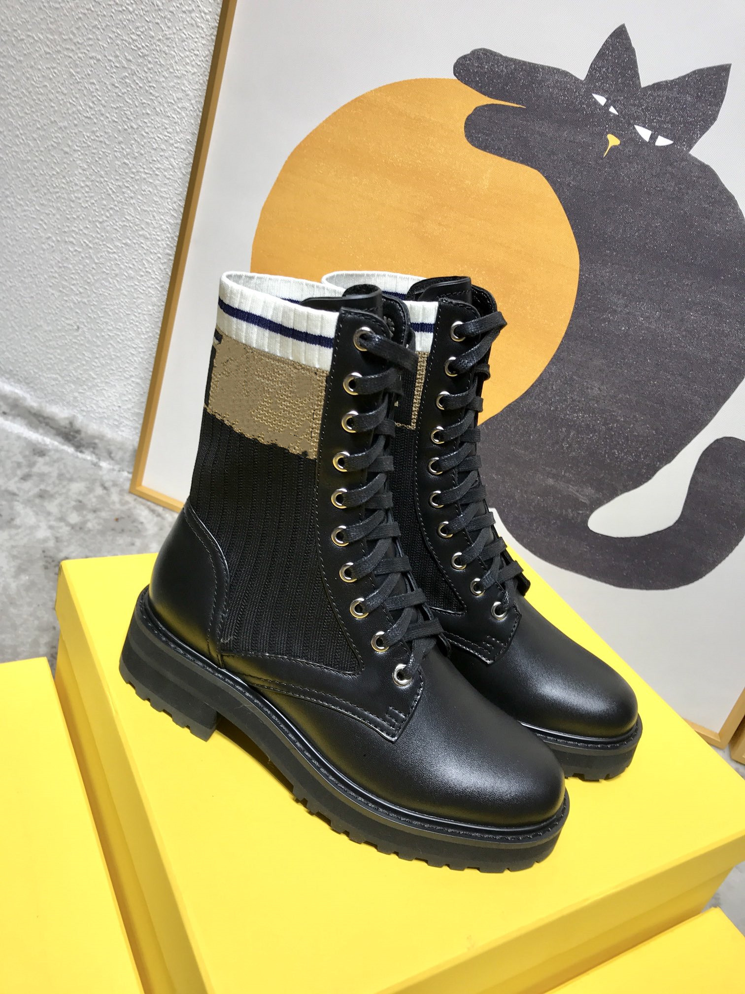 2021 Luxury high quality Women Designer Rois Boots Ankle Nylon Combat and Martin Boot Designers winter bouch attached with box Size 35-42, Wear stick
2021 Luxury high quality Women Designer Rois Boots Ankle Nylon Combat and Martin Boot Designers winter bouch attached with box Size 35-42, Wear stick