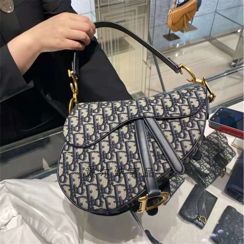 Tote Bags Christian Designer Dio women's bag saddle embroidered canvas flip Vintage Saddle Bag Handbag Shoulder
Tote Bags Christian Designer Dio women's bag saddle embroidered canvas flip Vintage Saddle Bag Handbag Shoulder