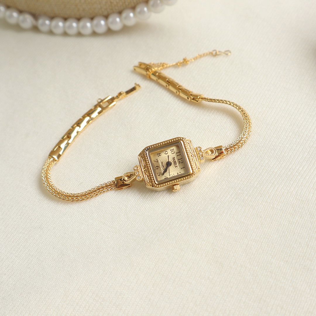Small And Delicate Light Luxury Fine Watch Retro Hand Chain Type Square Gold Plating Bracelet Wristwatch For Women 6227L, Slivery;brown
Small And Delicate Light Luxury Fine Watch Retro Hand Chain Type Square Gold Plating Bracelet Wristwatch For Women 6227L, Slivery;brown