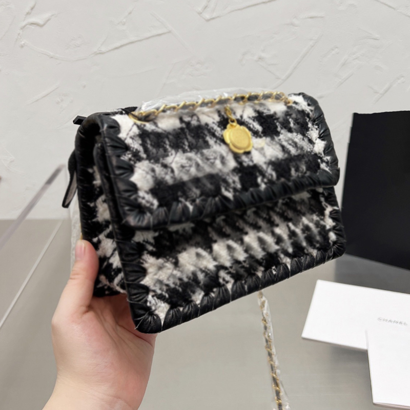 Designer Women CF Tweed Quilted Crossbody Bag Paris Brand Cowhide Leather Woolen Mini Flap Handbags Houndstooth Messenger Shoulder Handbag Luxurys Designers Bags 
Designer Women CF Tweed Quilted Crossbody Bag Paris Brand Cowhide Leather Woolen Mini Flap Handbags Houndstooth Messenger Shoulder Handbag Luxurys Designers Bags