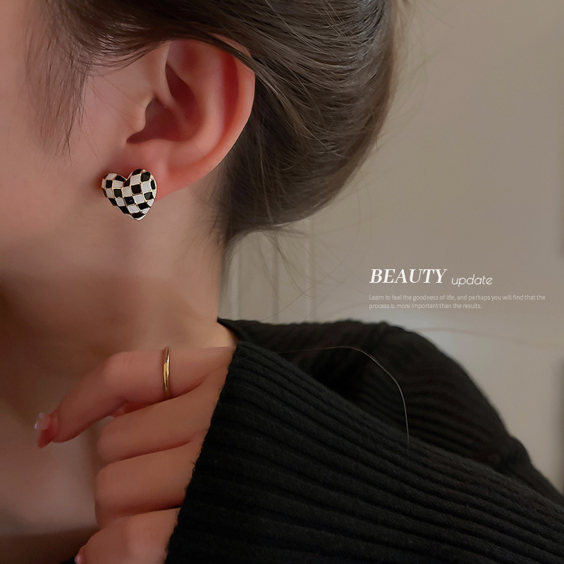 925 Silver Needle Dripping Oil Chessboard Grid Love Heart Stud Earrings Korean Small Fairy Tale Sweet Earrings Mori Style Ins Style Earrings
925 Silver Needle Dripping Oil Chessboard Grid Love Heart Stud Earrings Korean Small Fairy Tale Sweet Earrings Mori Style Ins Style Earrings