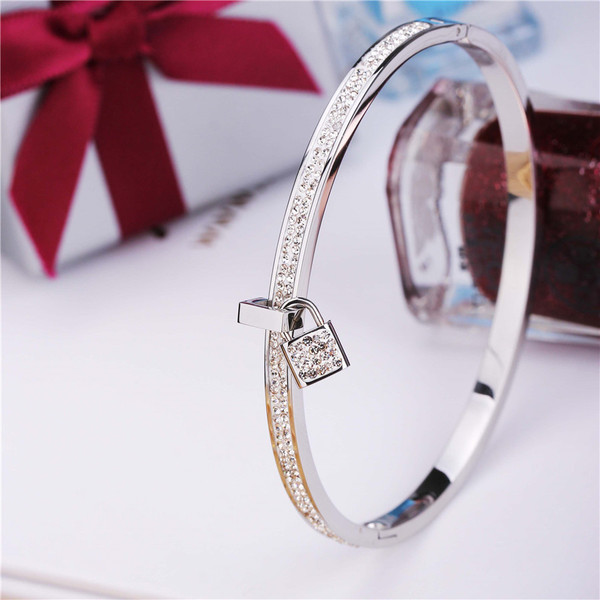 Martick Europe Style New Fashion Rocky Bangles Bracelet for Women Silver Color Key Charm Famous Brand Jewelry B488 Q0717
Martick Europe Style New Fashion Rocky Bangles Bracelet for Women Silver Color Key Charm Famous Brand Jewelry B488 Q0717