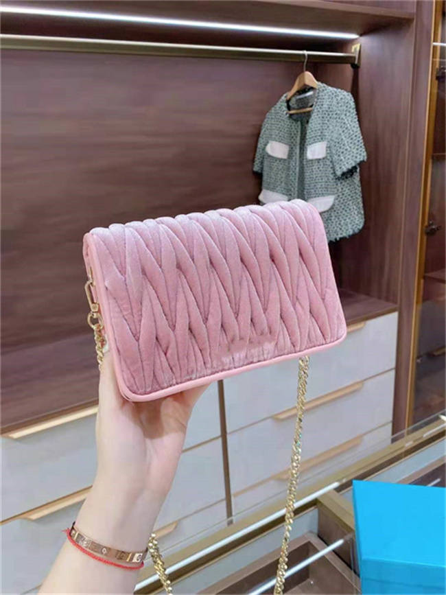 Fashion designer bags 2021 ladies luxury quality chain bag handbag shoulder handbags velvet fabric material dual-use style series unique touch removable all-match, Pink
Fashion designer bags 2021 ladies luxury quality chain bag handbag shoulder handbags velvet fabric material dual-use style series unique touch removable all-match, Pink