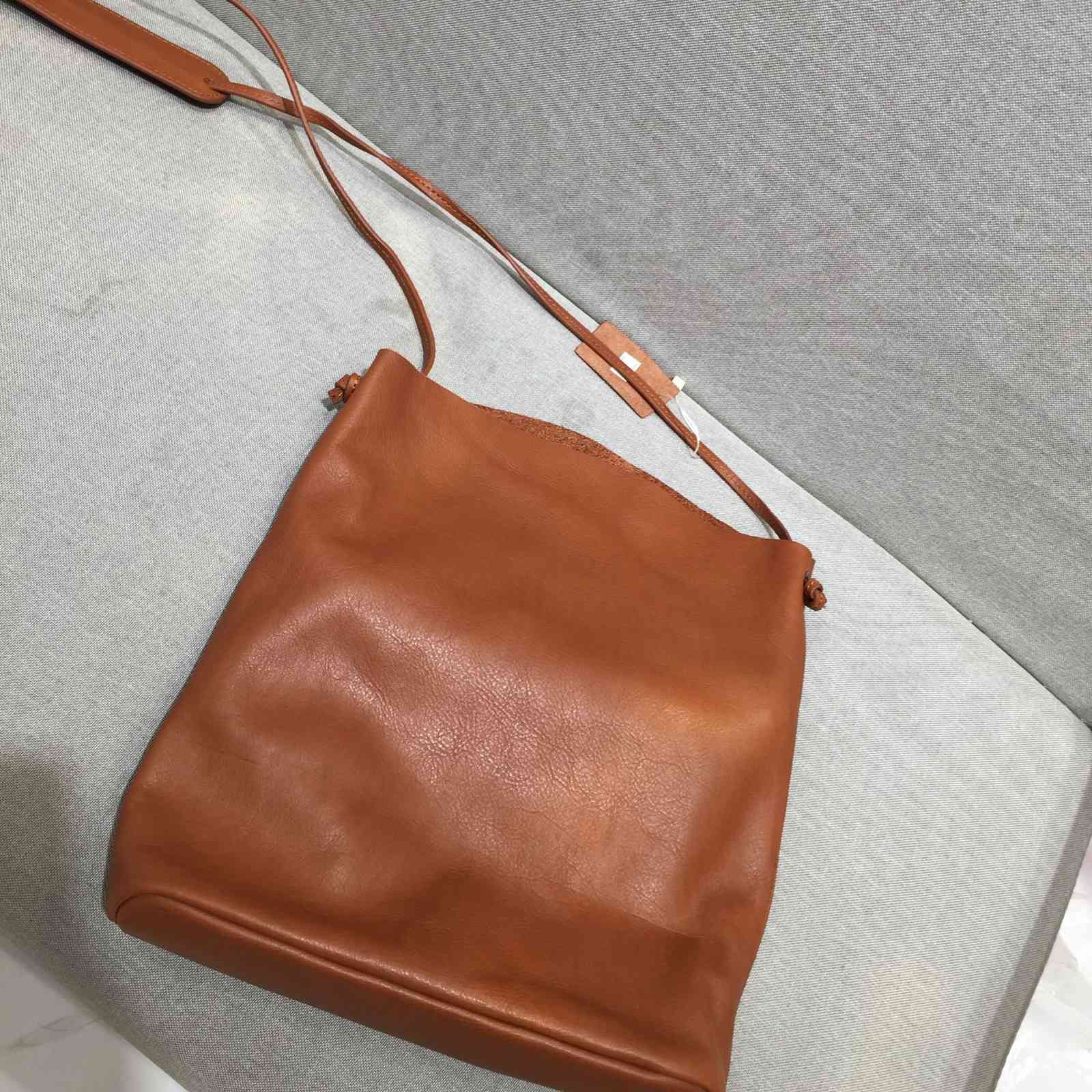 Leather headcoat, cow hide, natural grain, handmade forest clothing accessories, women' single shoulder and messenger bag
Leather headcoat, cow hide, natural grain, handmade forest clothing accessories, women' single shoulder and messenger bag