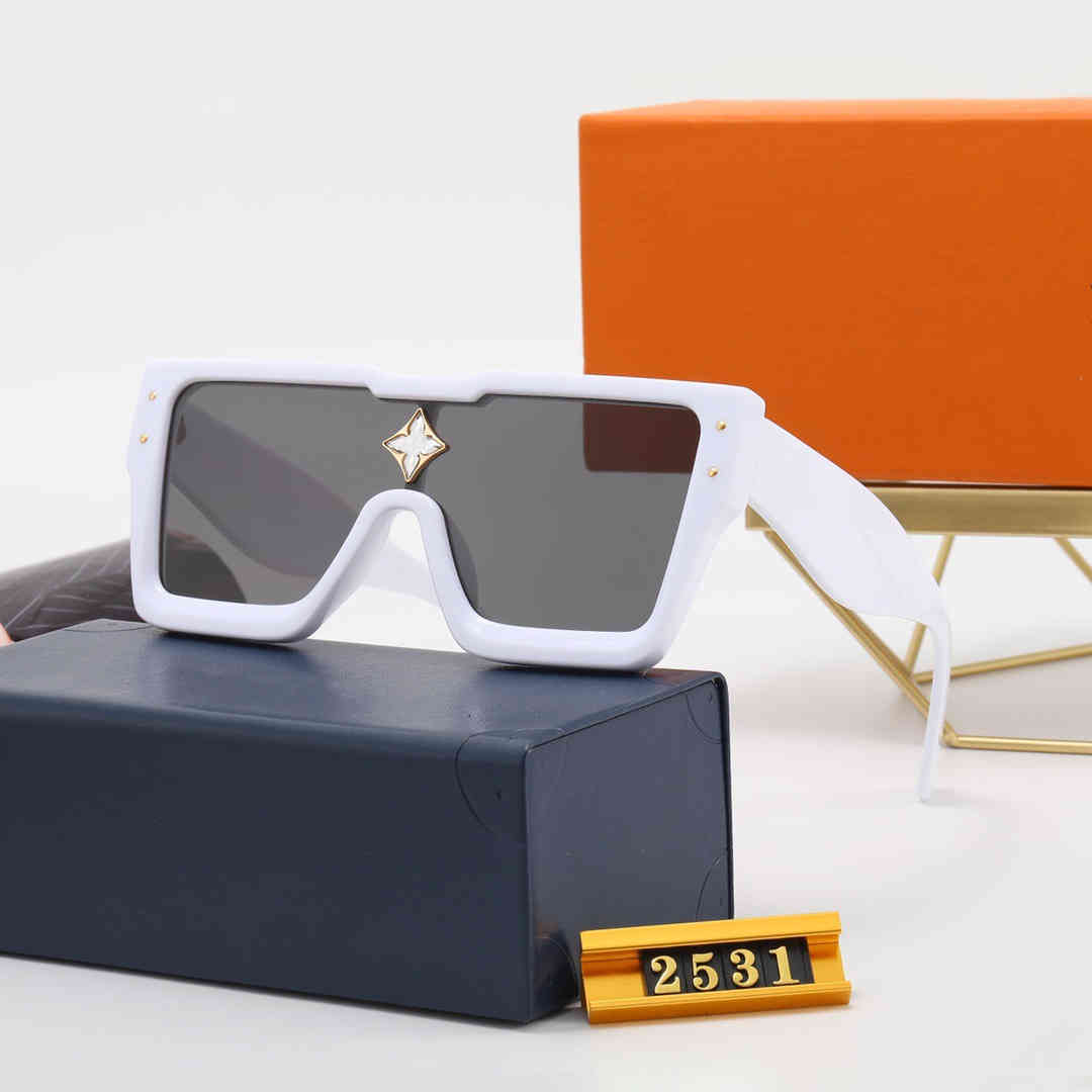 Hot New Fashion Vintage Driving Sunglasses Men Outdoor Sports Designer Mens Sun glasses Selling Goggles With Box, White;black
Hot New Fashion Vintage Driving Sunglasses Men Outdoor Sports Designer Mens Sun glasses Selling Goggles With Box, White;black