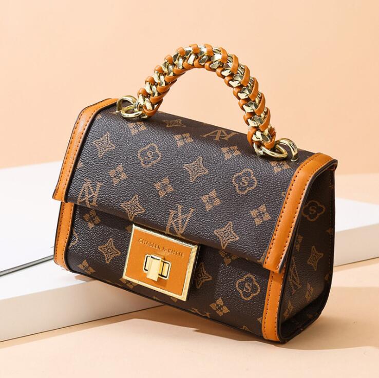 Factory Outlet womens shoulder bags Joker retro printed handbags High quality leather handbag Elegant atmospheric color matching messenger bag
Factory Outlet womens shoulder bags Joker retro printed handbags High quality leather handbag Elegant atmospheric color matching messenger bag