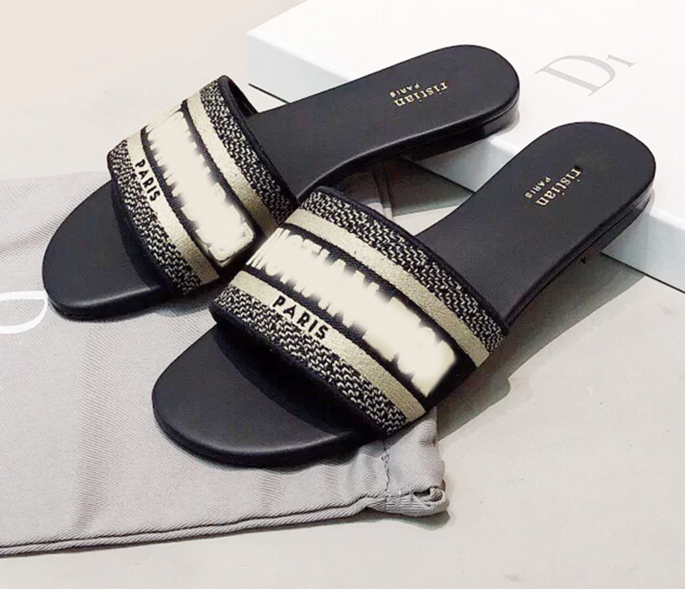 2021 new d family letter embroidered one line slippers flat bottomed black white beach slippers, Gray
2021 new d family letter embroidered one line slippers flat bottomed black white beach slippers, Gray