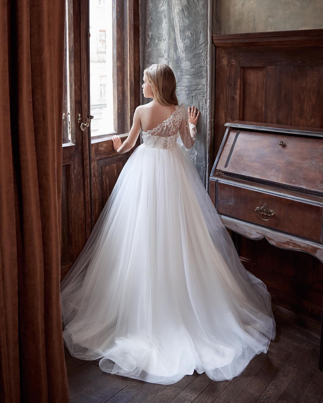 Fashion Sequined A Line Flower Girl Dresses For Wedding Long Sleeves Beaded Toddler One Shoulder Pageant Gowns Tulle Sweep Train First Communion Dress