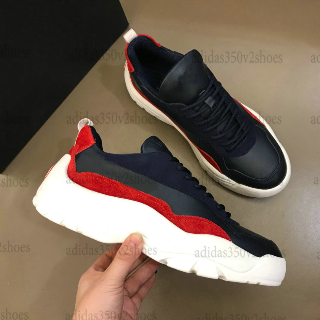 Gumboy Low-Top Logo Print Sneakers Designer Men Leather Luxurys Shoe With Embossed Panels Ultra Lightweight Rubber Sole
Gumboy Low-Top Logo Print Sneakers Designer Men Leather Luxurys Shoe With Embossed Panels Ultra Lightweight Rubber Sole