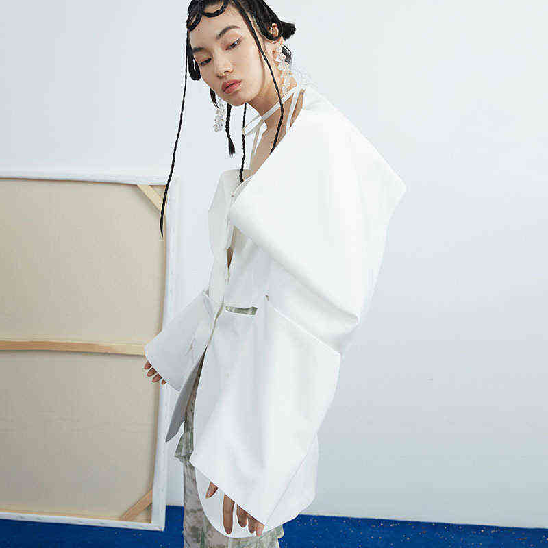 TWOTWINSTYLE Loose White Blazer For Women Notched Collar Long Sleeve Hollow Out Casual Blazers Female Fashion Clothing 211122