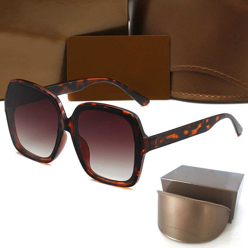 Top Quality Womans Sunglasses Luxury Mens Sun glasses UV Protection men Designer eyeglass Gradient Metal hinge Fashion women spectacles with, White;black
Top Quality Womans Sunglasses Luxury Mens Sun glasses UV Protection men Designer eyeglass Gradient Metal hinge Fashion women spectacles with, White;black