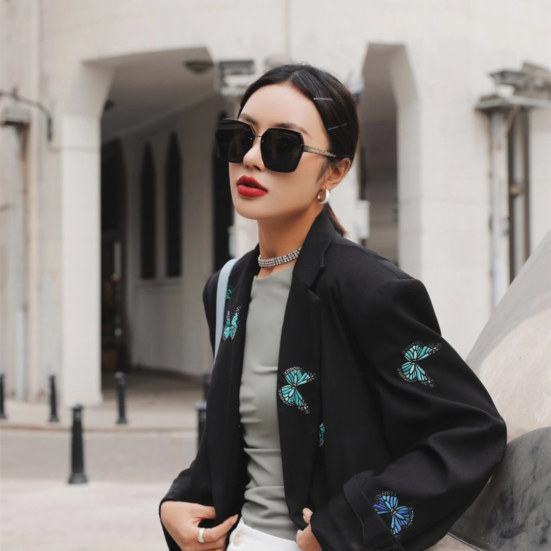 Elegant Floral Sunglasses: Inspired Eyewear for Women with Clear Lenses, Classic Outdoor Fashion Z260306