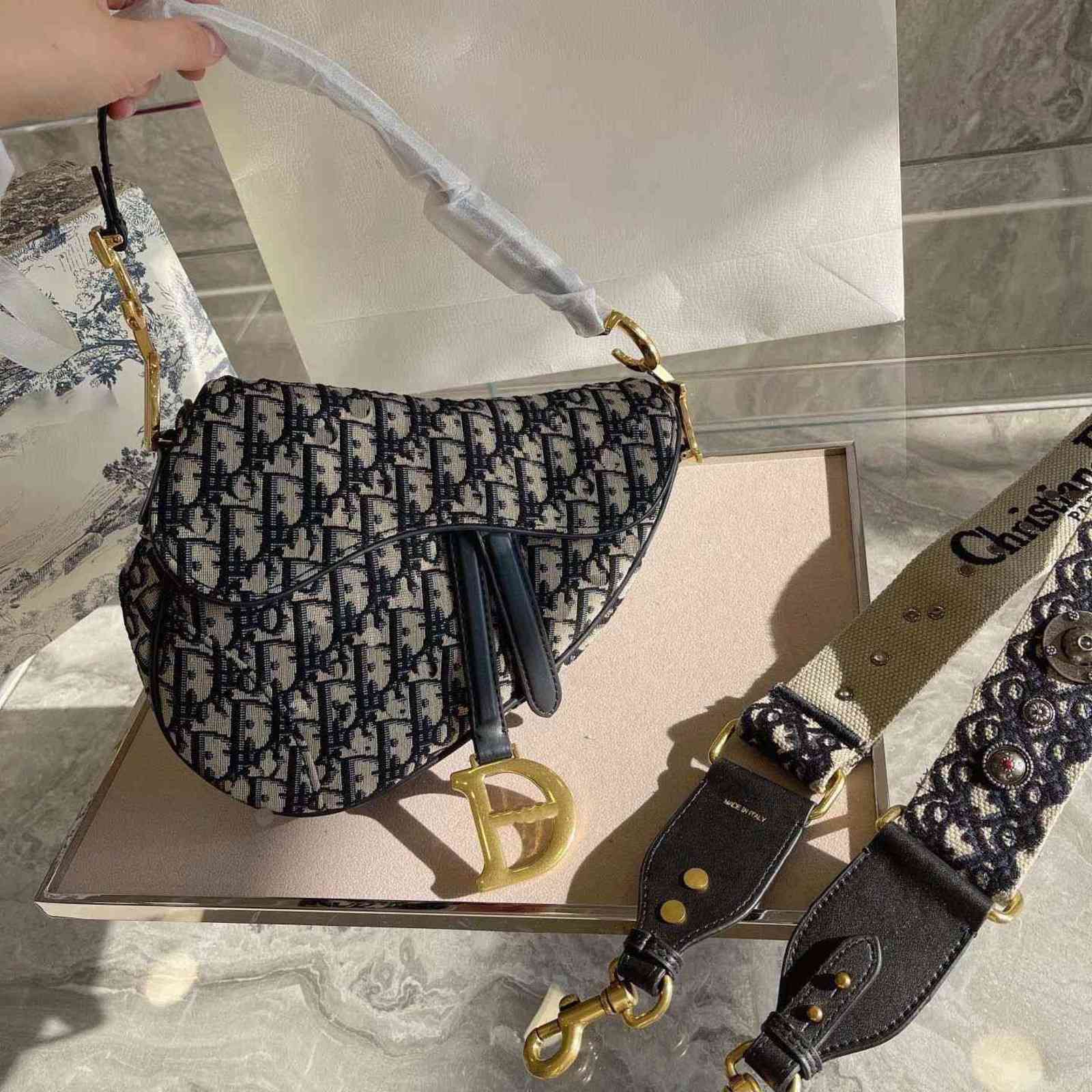christian 2121 new fashion classic European and American women's saddle embroidered shoulder strap vagrant bag d, Large size
christian 2121 new fashion classic European and American women's saddle embroidered shoulder strap vagrant bag d, Large size