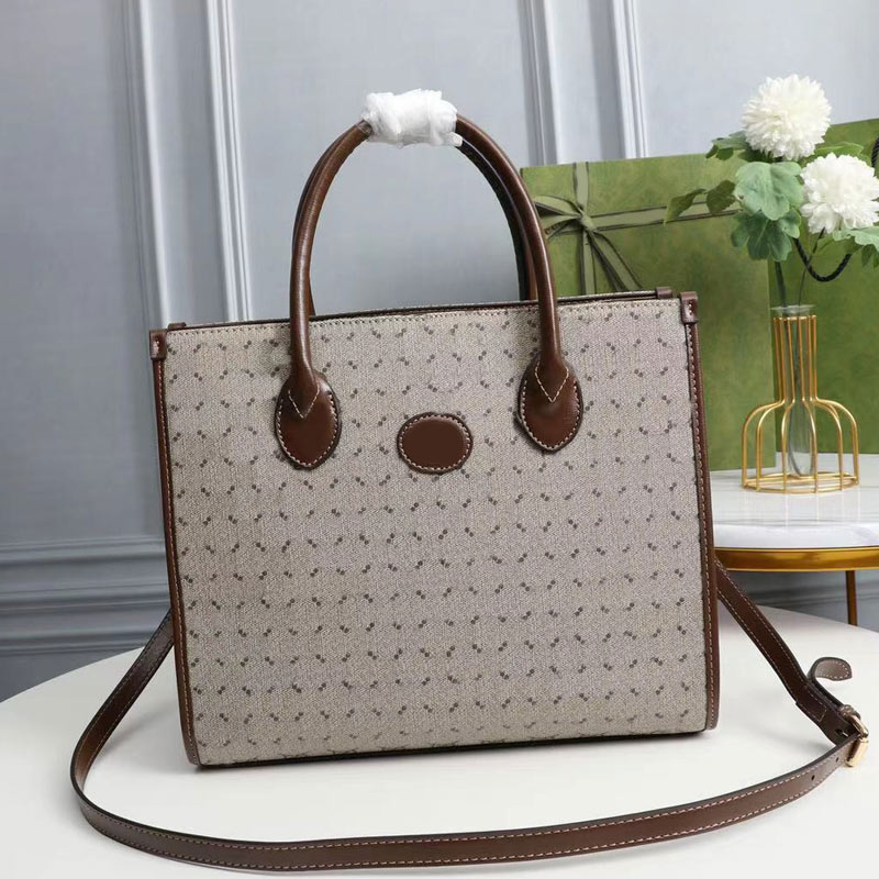 Classic Retro Tote Bag Large Capacity Handbag High-Capacity Removable Shoulder Strap Letter Pattern Canvas Genuine Leather
Classic Retro Tote Bag Large Capacity Handbag High-Capacity Removable Shoulder Strap Letter Pattern Canvas Genuine Leather