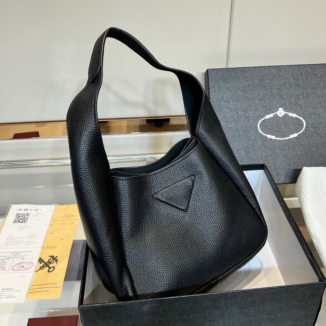 Italy Brand Classic Flou Triangle Beach Bags High Quality Genuine Leather Shopping Handbags Fashion Bestselling Women Underarmbag Totes Luxury Designers Bag, Black
Italy Brand Classic Flou Triangle Beach Bags High Quality Genuine Leather Shopping Handbags Fashion Bestselling Women Underarmbag Totes Luxury Designers Bag, Black