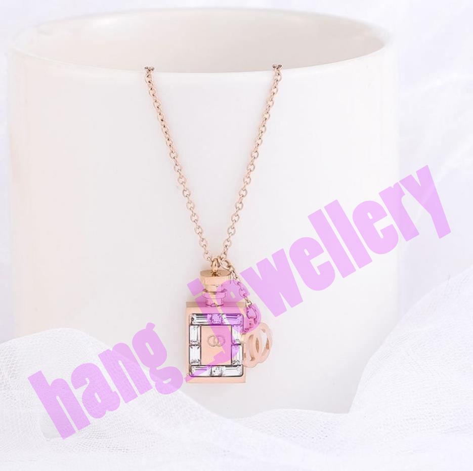 Open as C Designer Letter Necklace Gold Plated Necklaces Crystal Diamond Pendant Clavicle Chain for Women Banquet Jewelry Zero Profit
Open as C Designer Letter Necklace Gold Plated Necklaces Crystal Diamond Pendant Clavicle Chain for Women Banquet Jewelry Zero Profit