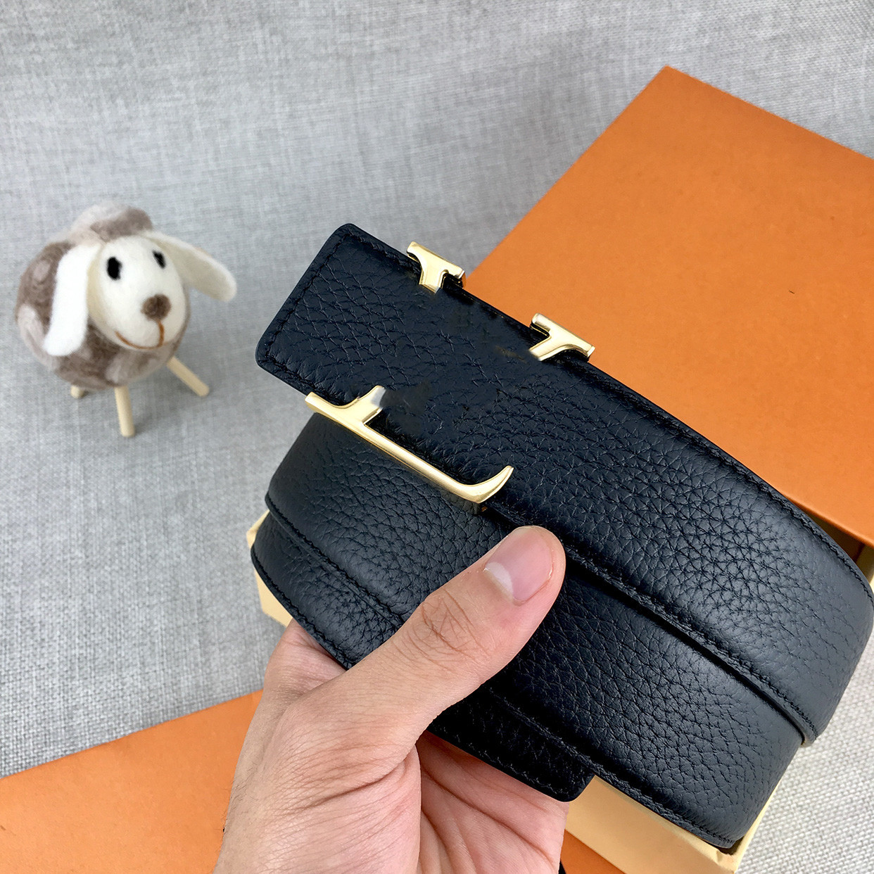 2021 Fashion Big buckle genuine leather belts without box designer men women high quality mens belt L21, No box
2021 Fashion Big buckle genuine leather belts without box designer men women high quality mens belt L21, No box
