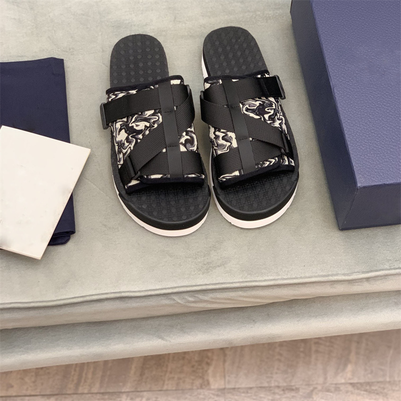 Designer Men Sippers Alphabet Sandals Fashion Bandage Buckle Oblique Staggered Summer Outdoor Flip Flops Platform Trend Casual Slipper Shoes With Box
Designer Men Sippers Alphabet Sandals Fashion Bandage Buckle Oblique Staggered Summer Outdoor Flip Flops Platform Trend Casual Slipper Shoes With Box