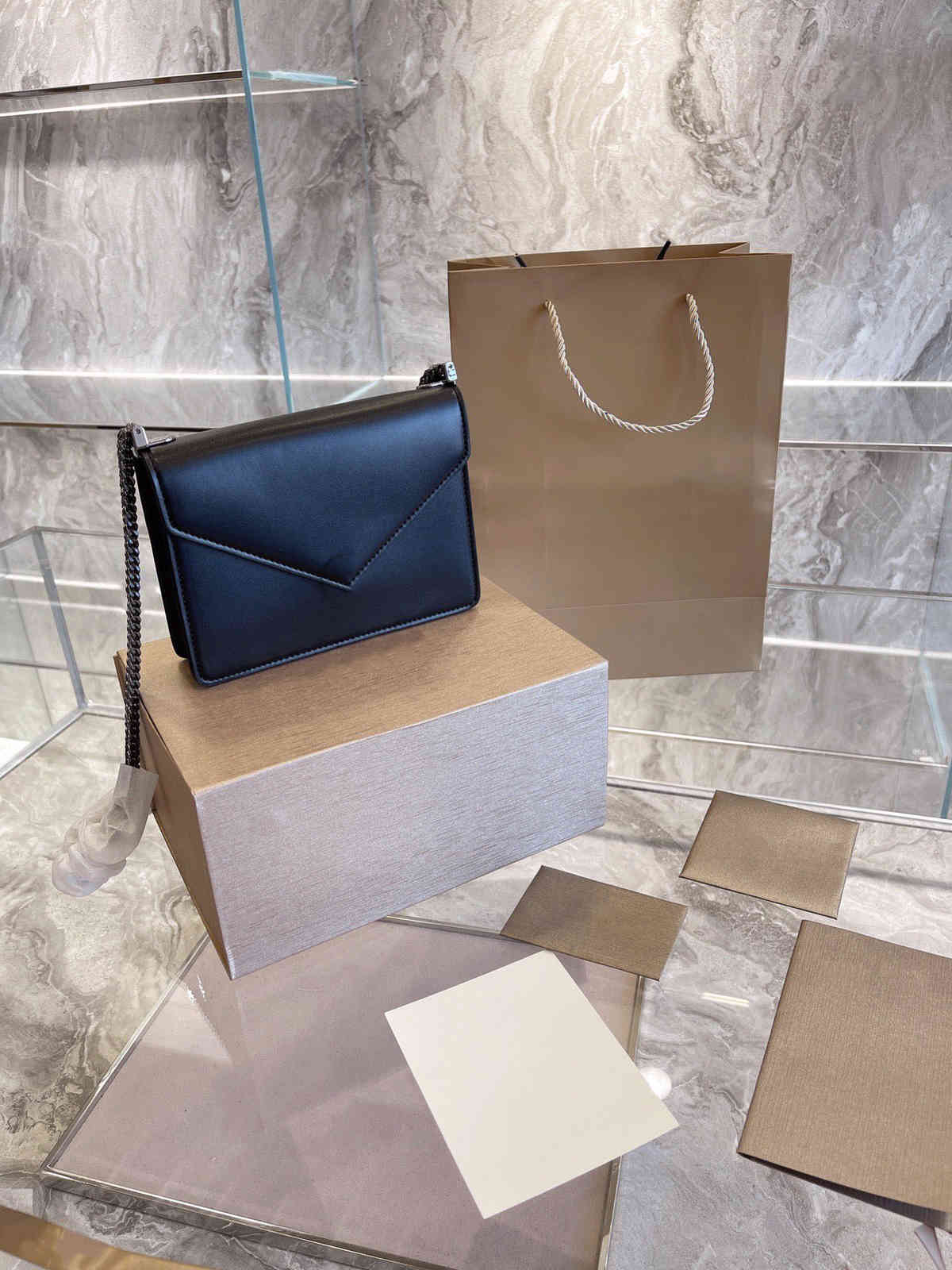 Hangbags Wallets Women Luxurys Designers Bags 2021 Fashionable And Luxurious Desgner Fashion_purse Camera Bag Woman Crossbody Handbag 4color 19*12cm
Hangbags Wallets Women Luxurys Designers Bags 2021 Fashionable And Luxurious Desgner Fashion_purse Camera Bag Woman Crossbody Handbag 4color 19*12cm